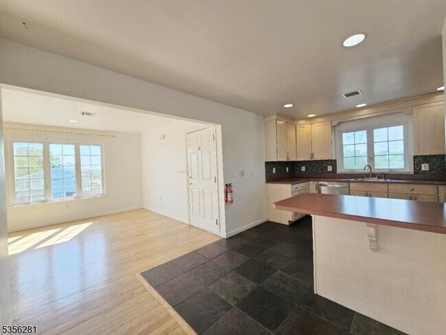 Building Photo - 1405 Mopsick Ave