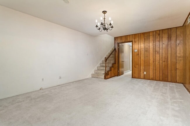 Building Photo - 5960 Townhouse Ln