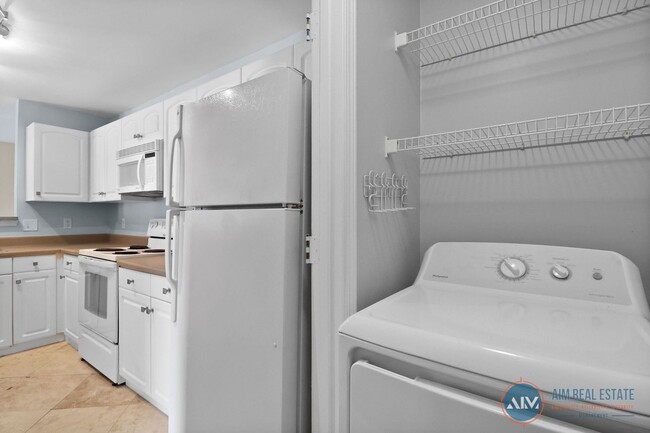 Building Photo - Bright, Freshly Updated 2BR/2BA Condo at T...