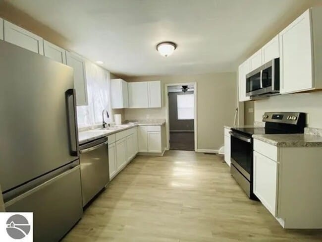 Building Photo - Charming Home in Cadillac Available May 2024