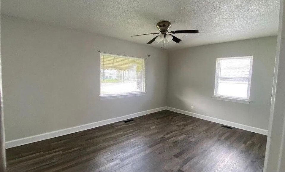 Primary bedroom - 606 N Moore Rd