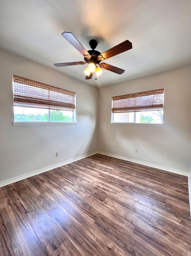 Building Photo - 3/2 Duplex on the River