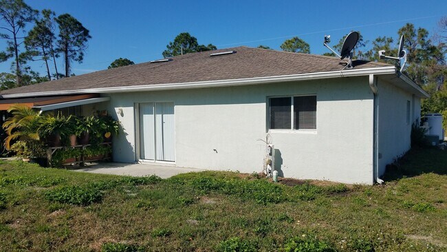 Building Photo - Duplex 3/2 w/ Garage