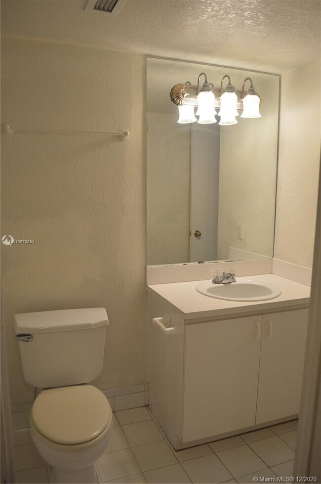 Building Photo - 9320 Fontainebleau Blvd