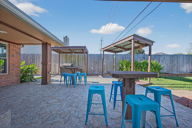 Building Photo - One of a kind home in Katy with large backyard and outdoor Oasis. With nearly 2300 sqft there's p...