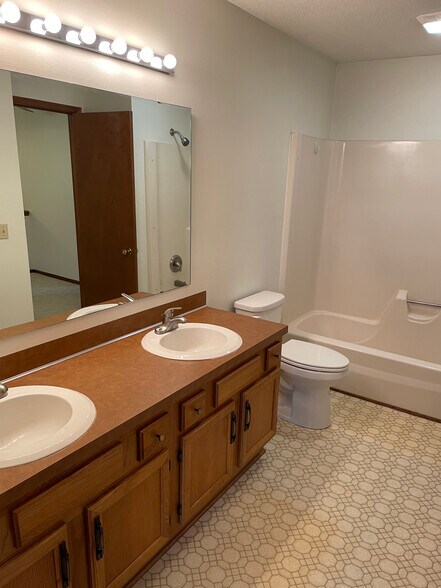 Bathroom - 1505 Little Bluestem Ct
