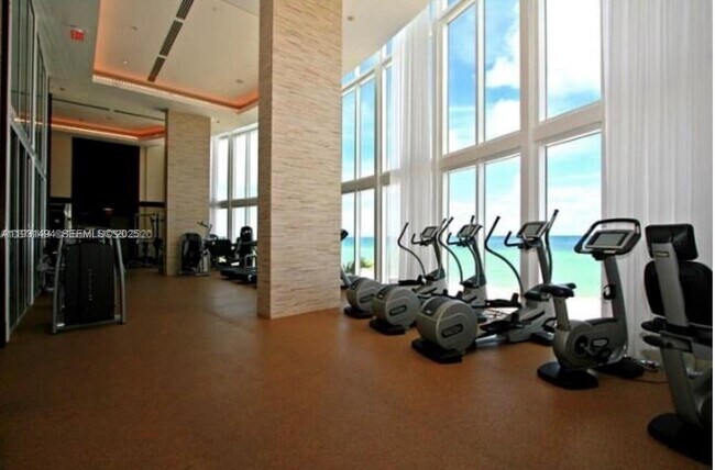 Building Photo - 15901 Collins Ave