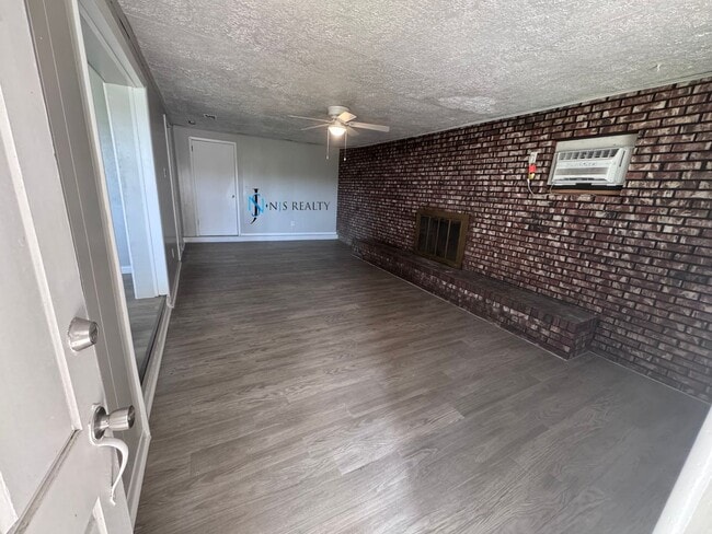 Building Photo - BEAUTIFUL 3/1 large 1417 sq ft home with N...