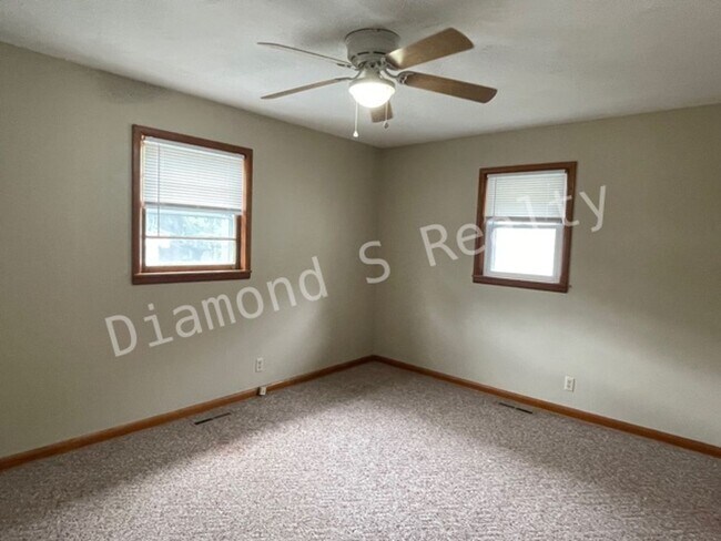 Building Photo - Adorable 2 Bedroom Available Now!