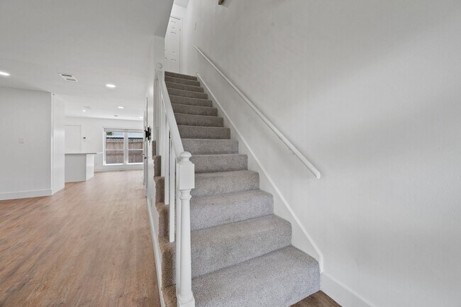 Building Photo - 10240 Longmont Dr