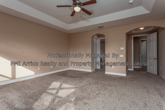 Building Photo - 3960 Sunset Lake Dr