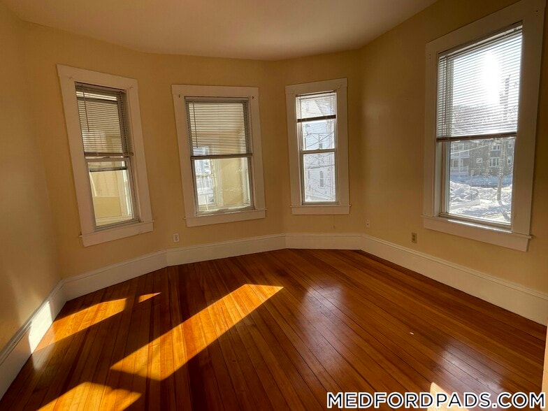 Building Photo - 8 Bennett St