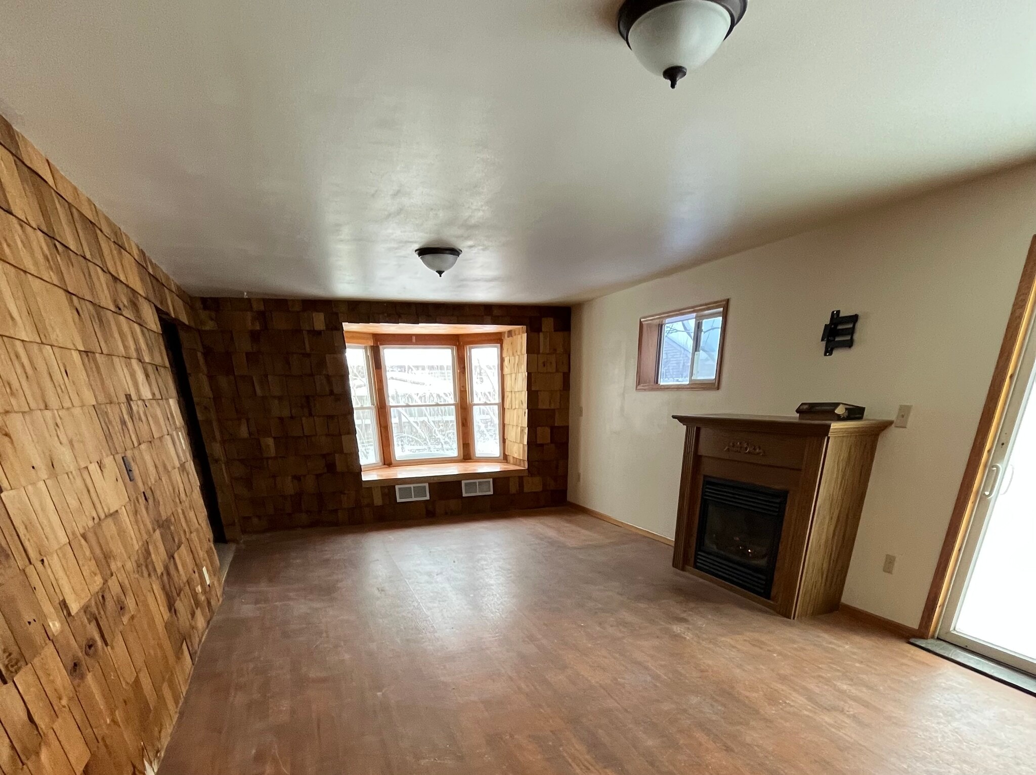 Building Photo - 908 Maple Grove St