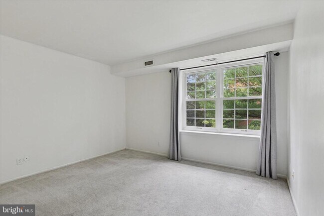 Building Photo - 118 Drummers Ln