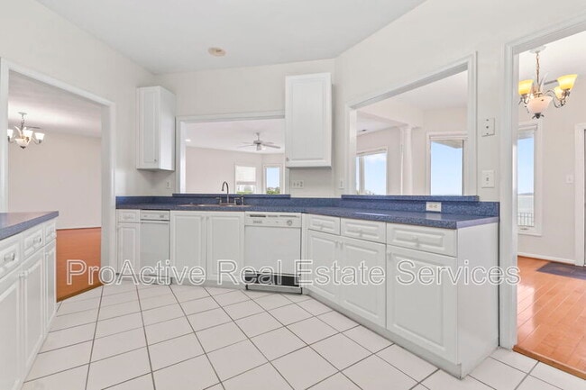 Building Photo - 9468 Bay Front Dr