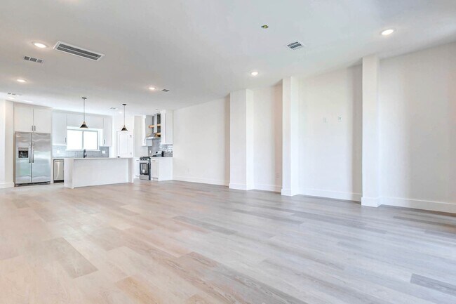 Building Photo - 5636 Dolores St