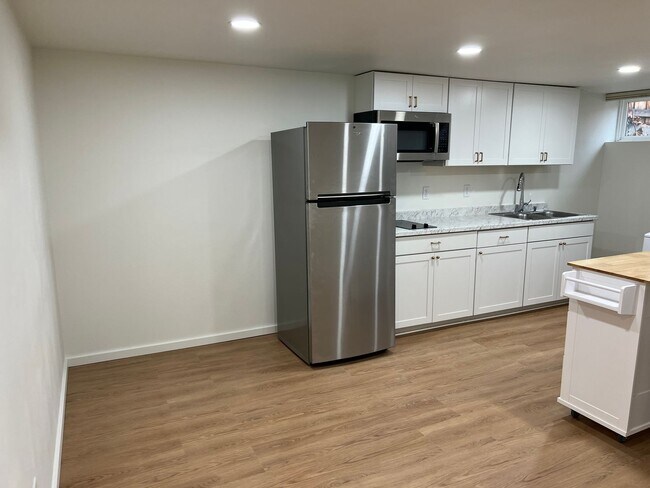 Building Photo - 841 Red Apple Rd