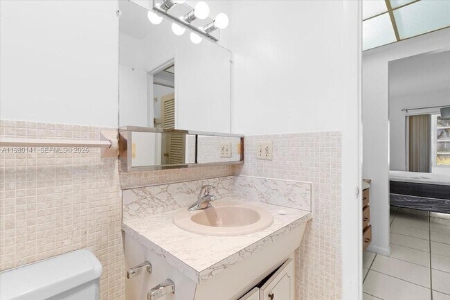 Building Photo - 2200 Park Ln