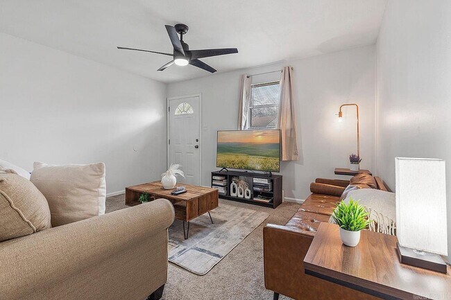 Primary Photo - 511 Briar St