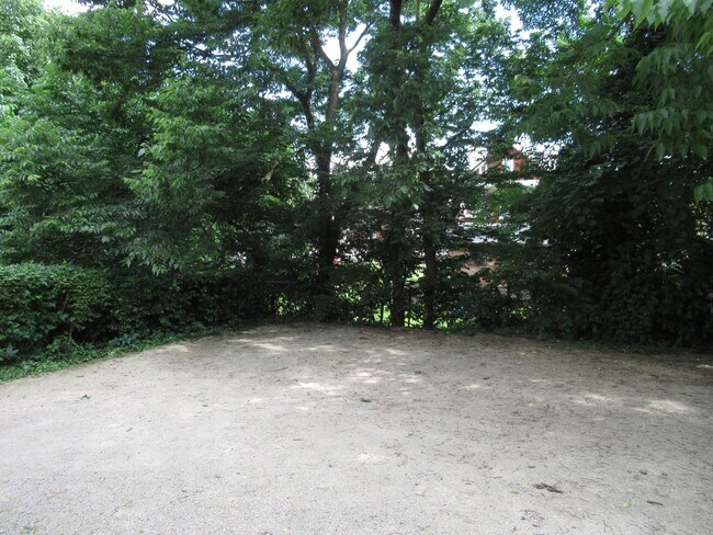 Building Photo - 829 Windham Ave