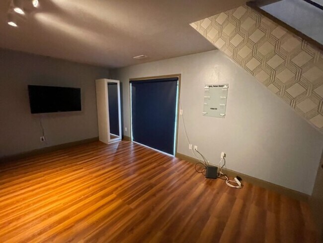 Building Photo - Spacious Townhome 2Bed/1Bath- Available July 1
