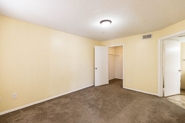 Building Photo - Two bedroom, two bathroom condo near 192 a...