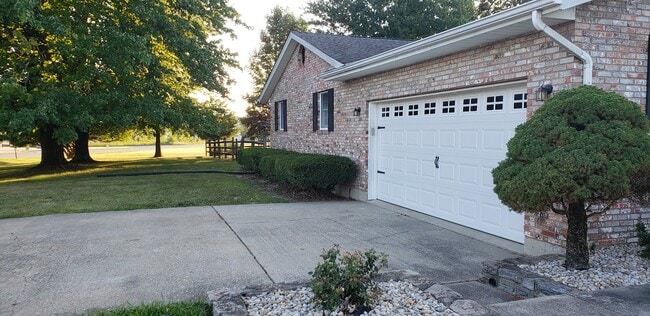 Building Photo - 2040 Megrue Dr