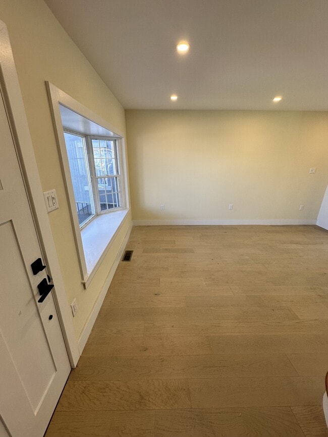 Building Photo - 714 Mollbore Terrace