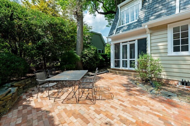 Building Photo - 4BR 3.5 BA Chevy Chase Gem is Move-in Read...