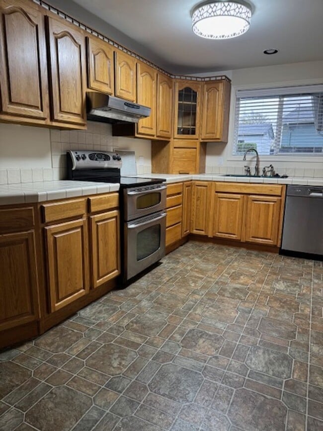 Building Photo - Burlington 3 Bed 2 Bath Home in quiet neighborhood