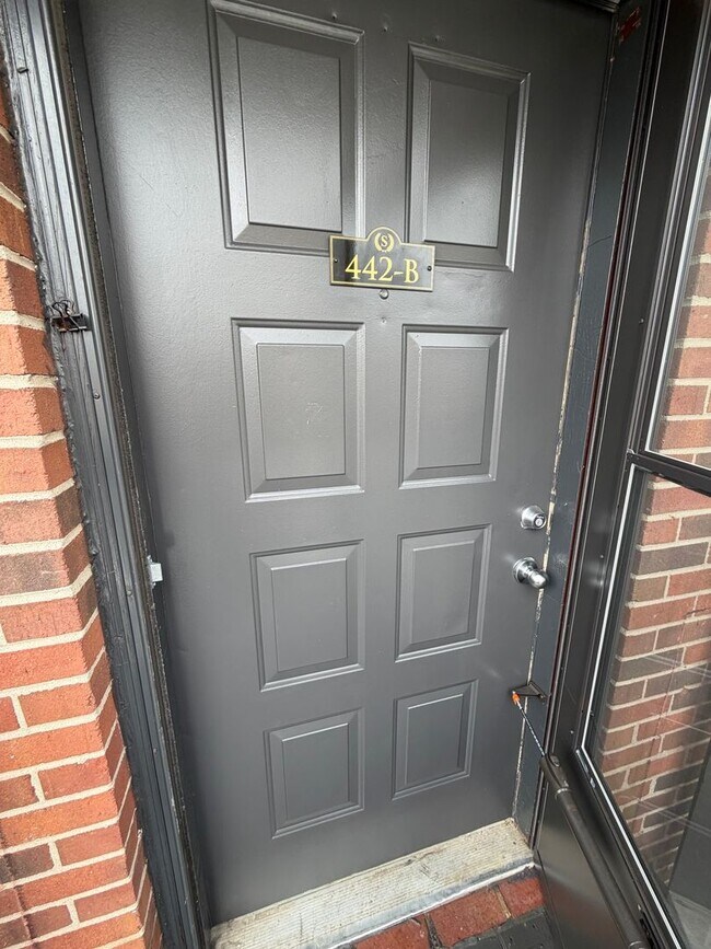 Building Photo - 3 Bedroom