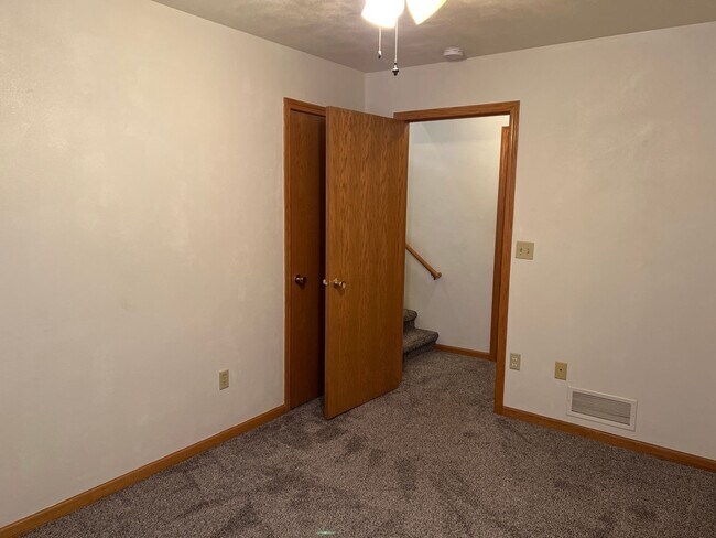 Building Photo - 732 Meadow Park Dr