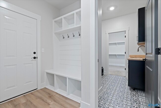 Building Photo - 6605 Waxwood Dr