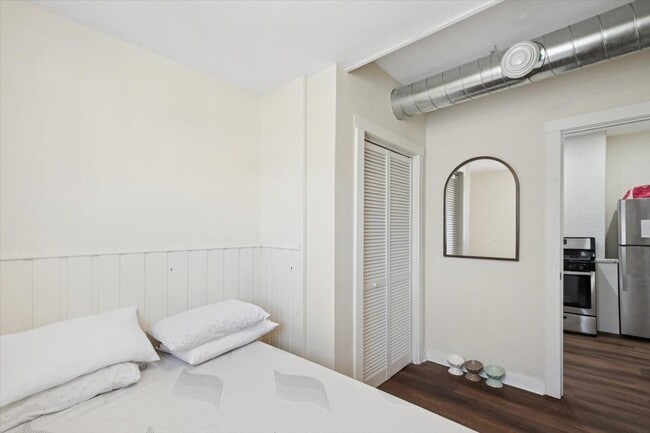 Building Photo - 2144 W Montrose Ave