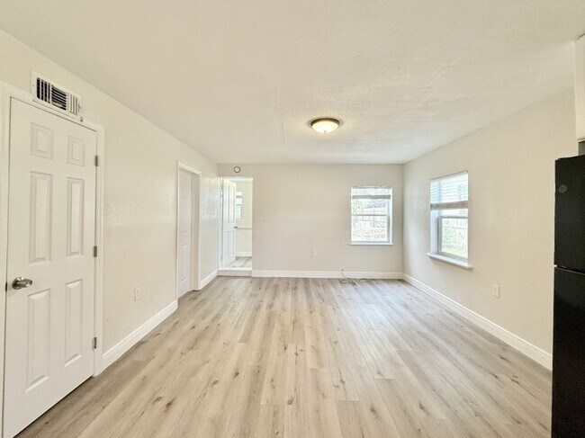 Building Photo - 725 21st Ave S