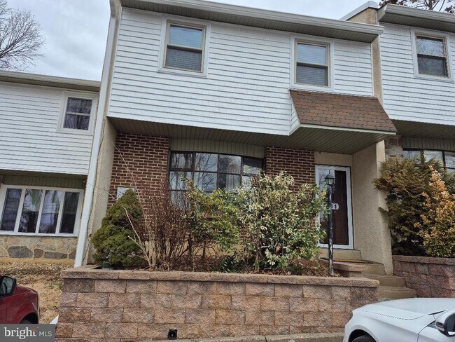 Building Photo - 401 Woodside Cir