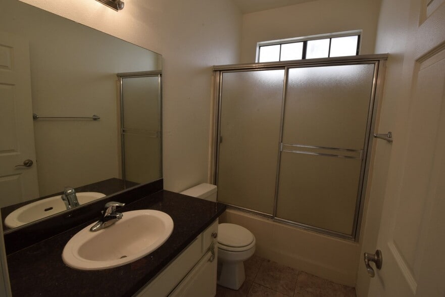 Building Photo - 11594 Moorpark St