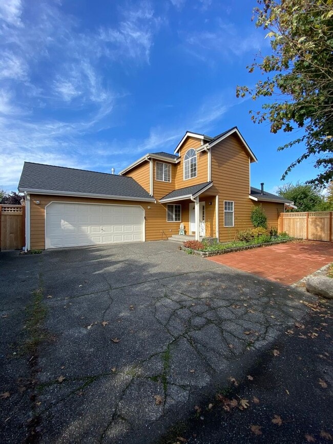 Building Photo - Private, light, bright and spacious 3 bedr...