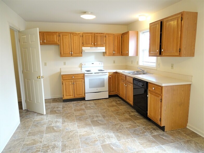Building Photo - 1 Foxfield Ln