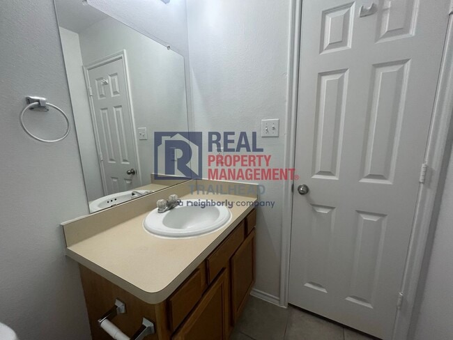 Building Photo - Great Location - 3 Bed/2 Bath - $500 Rent ...