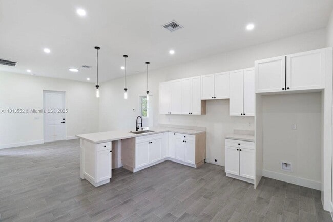 Building Photo - 710 Peacock Ave