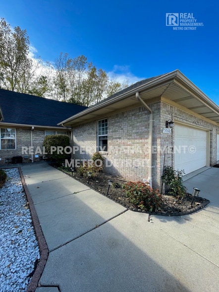 Building Photo - 5560 Seabreeze Ln