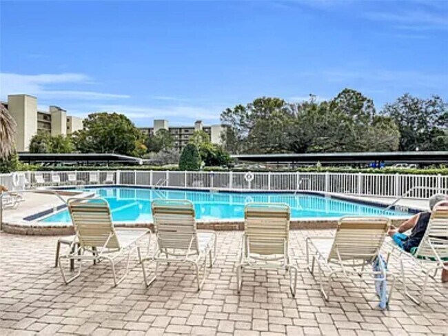 Building Photo - 2800 Cove Cay Dr
