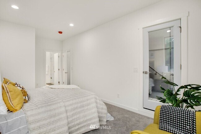 Building Photo - Beacon Hill Living: Contemporary Townhome ...