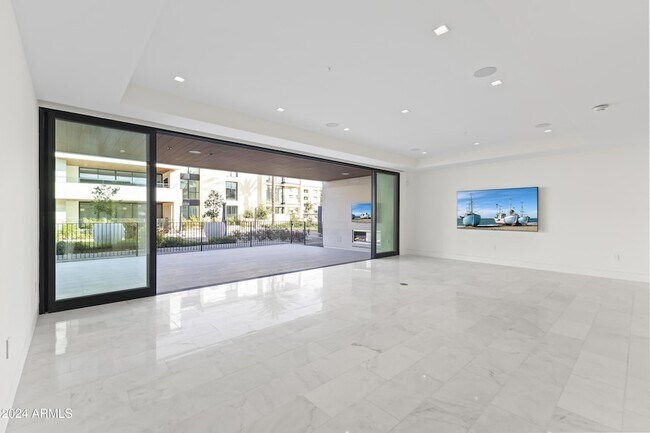 Building Photo - 6587 N Palmeraie Blvd