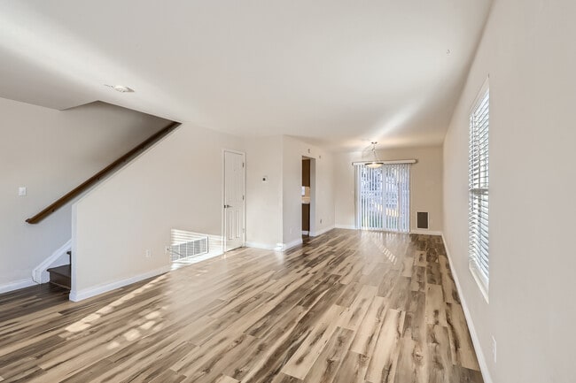 Living room w Dining Area - 5120 Perth St