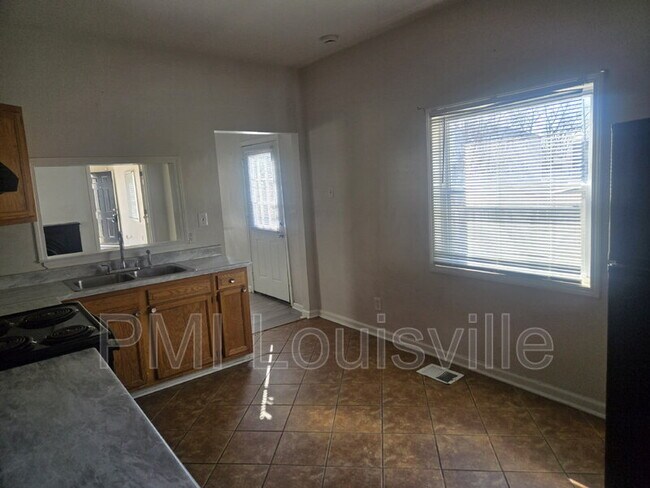 Building Photo - 616 N 28th St