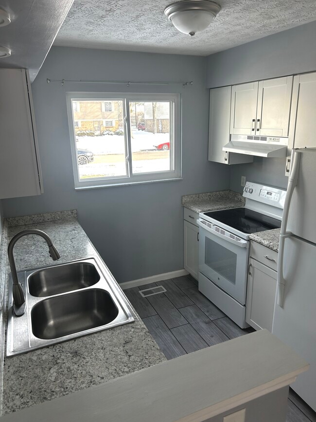 Building Photo - 7767 Betsy Ross Cir