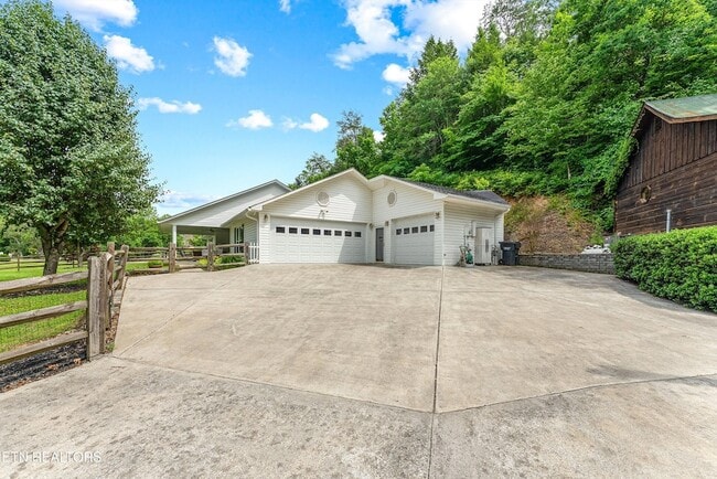 Building Photo - 519 Country Oaks Dr