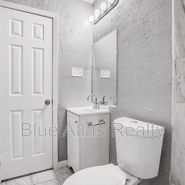 Building Photo - 2215 Riverview Dr